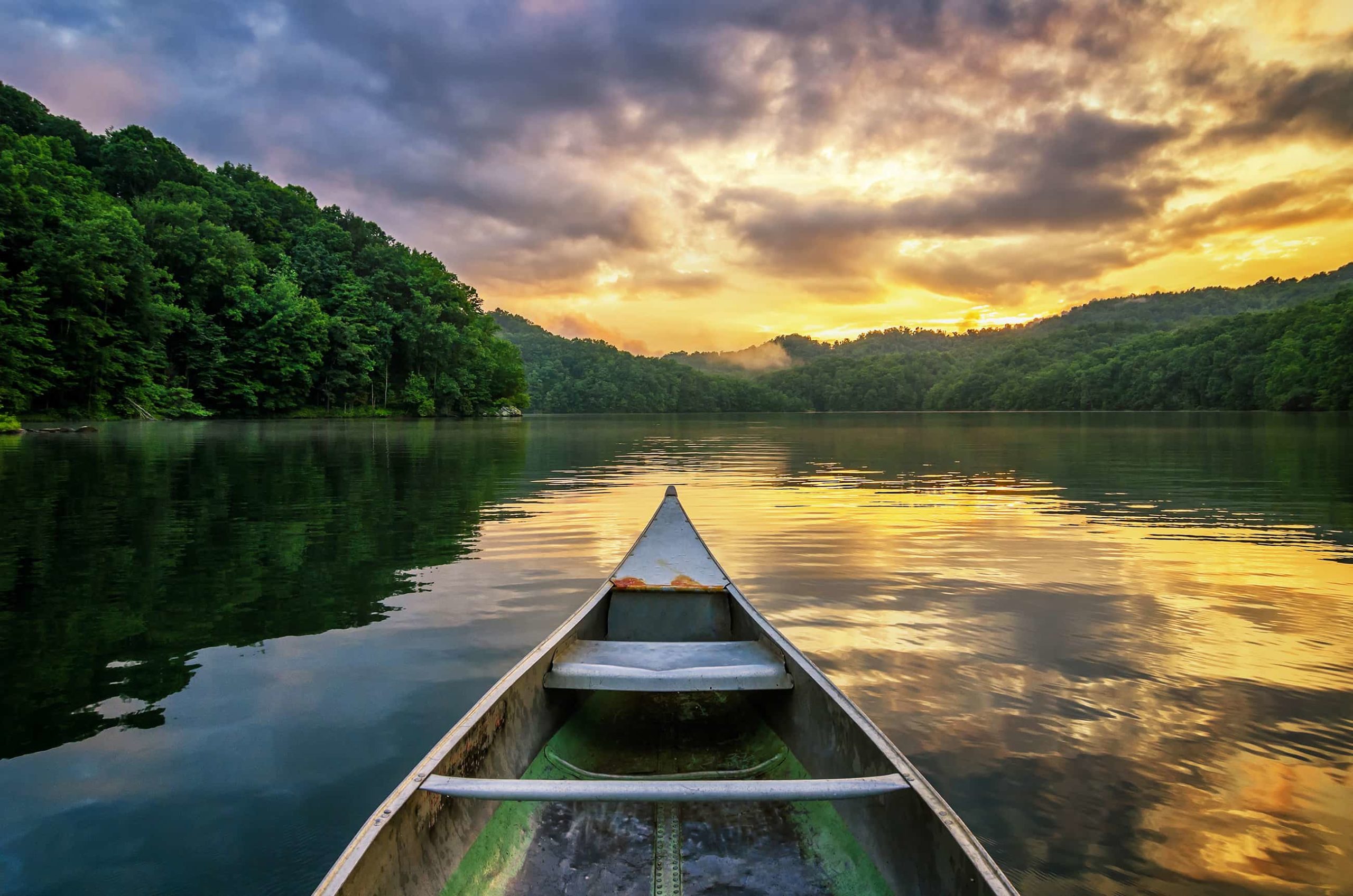 Person ruder mit Holz Kanu von Nain-Holzbooten in den Sonnenuntergang