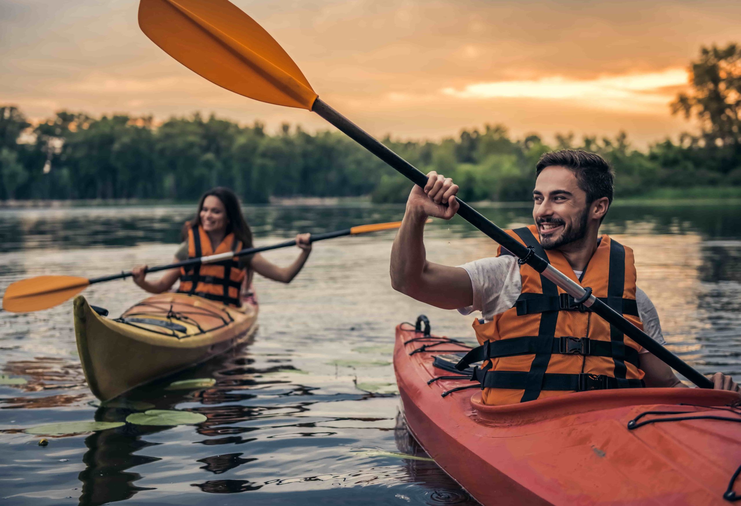 Pärchen fährt getrennt in 2 einzelkayaks von nain-holzboote.de